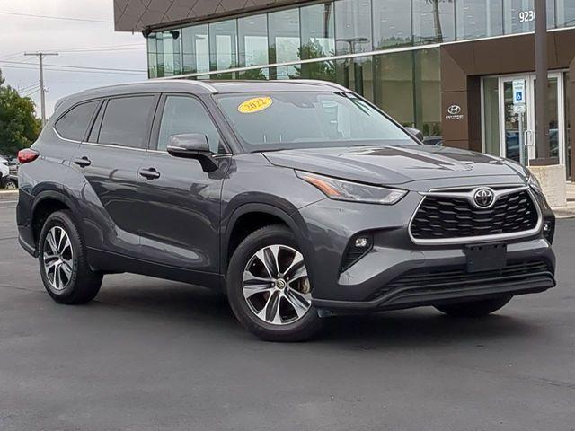 2022 Toyota Highlander Vehicle Photo in Highland, IN 46322-2506