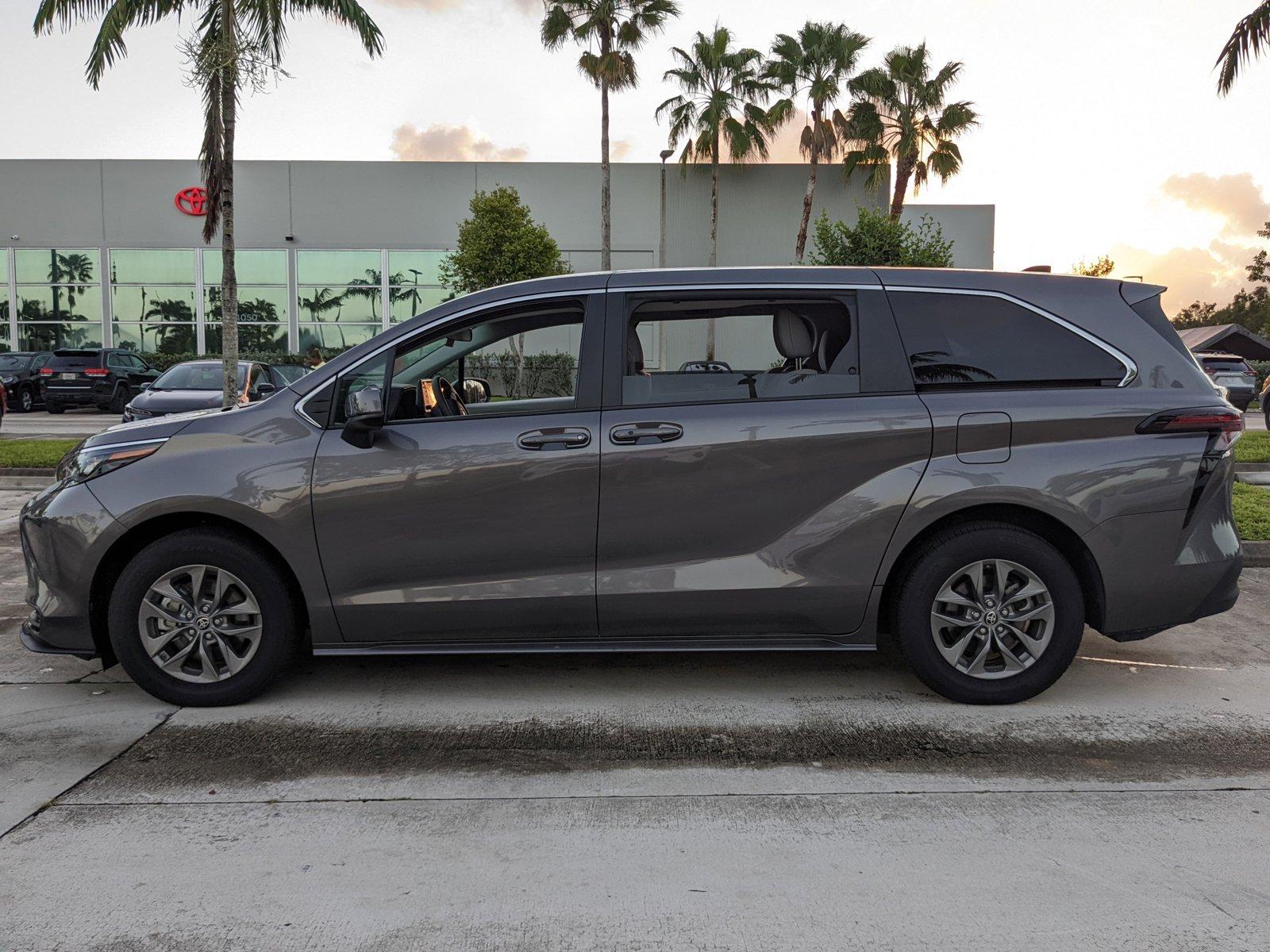 2024 Toyota Sienna Vehicle Photo in Davie, FL 33331