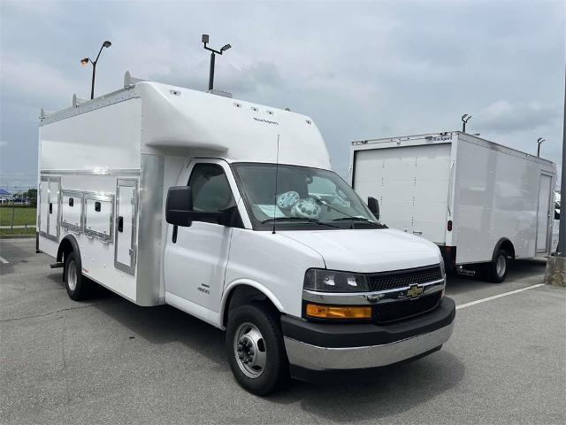 2024 Chevrolet Express Cutaway 4500 Vehicle Photo in ALCOA, TN 37701-3235