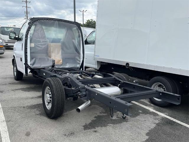 2024 Chevrolet Express Cutaway 3500 Vehicle Photo in ALCOA, TN 37701-3235