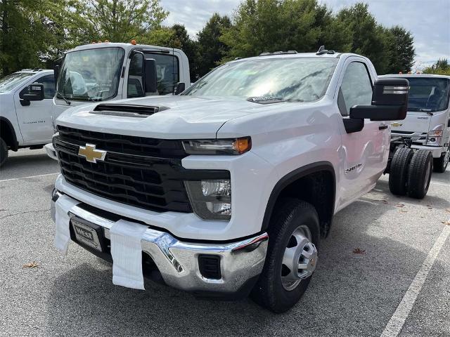 2024 Chevrolet Silverado 3500 HD Chassis Cab Vehicle Photo in ALCOA, TN 37701-3235