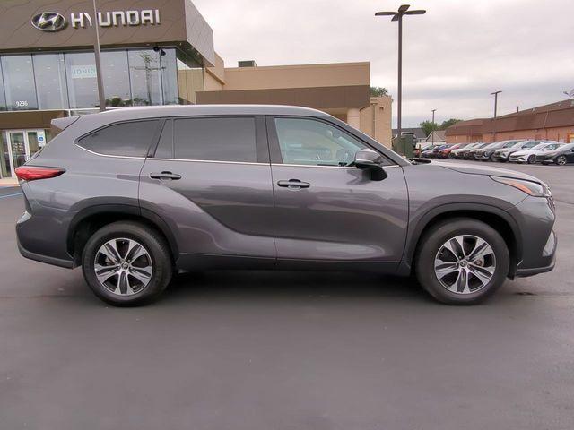 2022 Toyota Highlander Vehicle Photo in Highland, IN 46322-2506