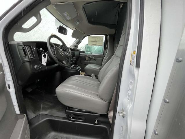 2023 Chevrolet Express Cutaway 4500 Vehicle Photo in ALCOA, TN 37701-3235