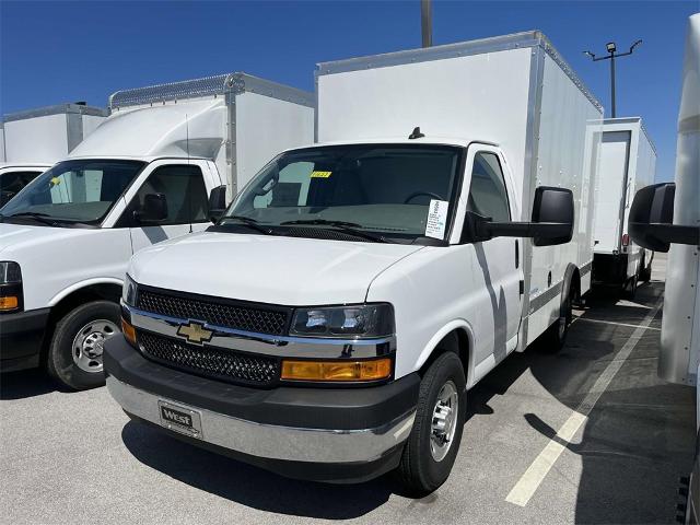 2023 Chevrolet Express Cutaway 3500 Vehicle Photo in ALCOA, TN 37701-3235