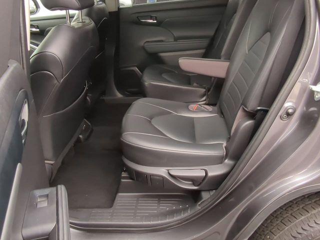 2022 Toyota Highlander Vehicle Photo in Highland, IN 46322-2506