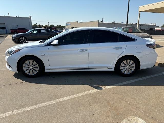 Used 2017 Hyundai Sonata Hybrid Base with VIN KMHE24L16HA057414 for sale in Wichita, KS