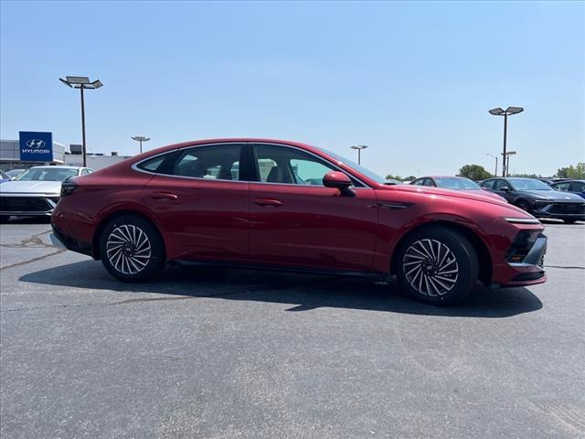 2024 Hyundai SONATA Hybrid Vehicle Photo in O'Fallon, IL 62269