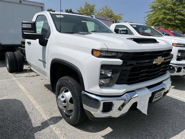 2024 Chevrolet Silverado 3500 HD Chassis Cab Vehicle Photo in ALCOA, TN 37701-3235