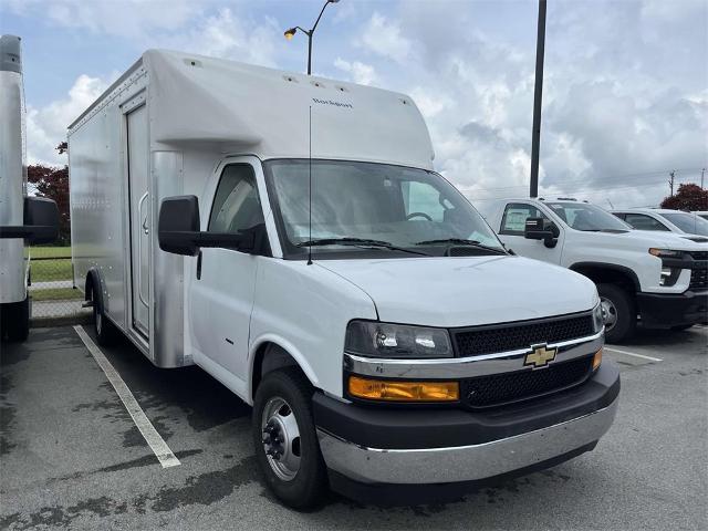 2024 Chevrolet Express Cutaway 3500 Vehicle Photo in ALCOA, TN 37701-3235