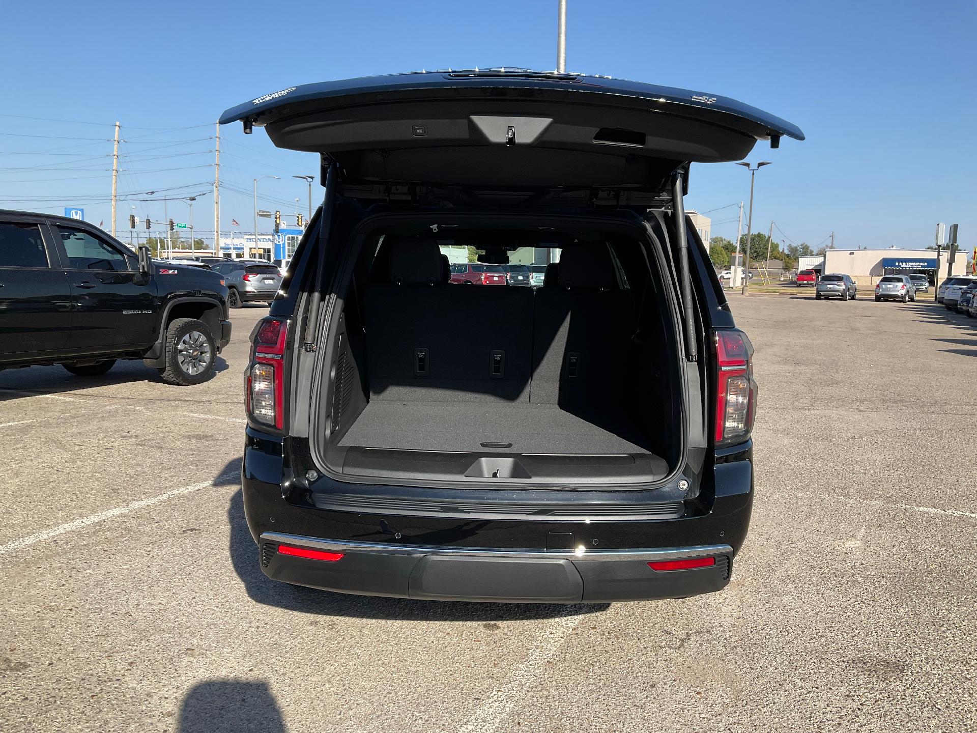 2024 Chevrolet Suburban Vehicle Photo in PONCA CITY, OK 74601-1036