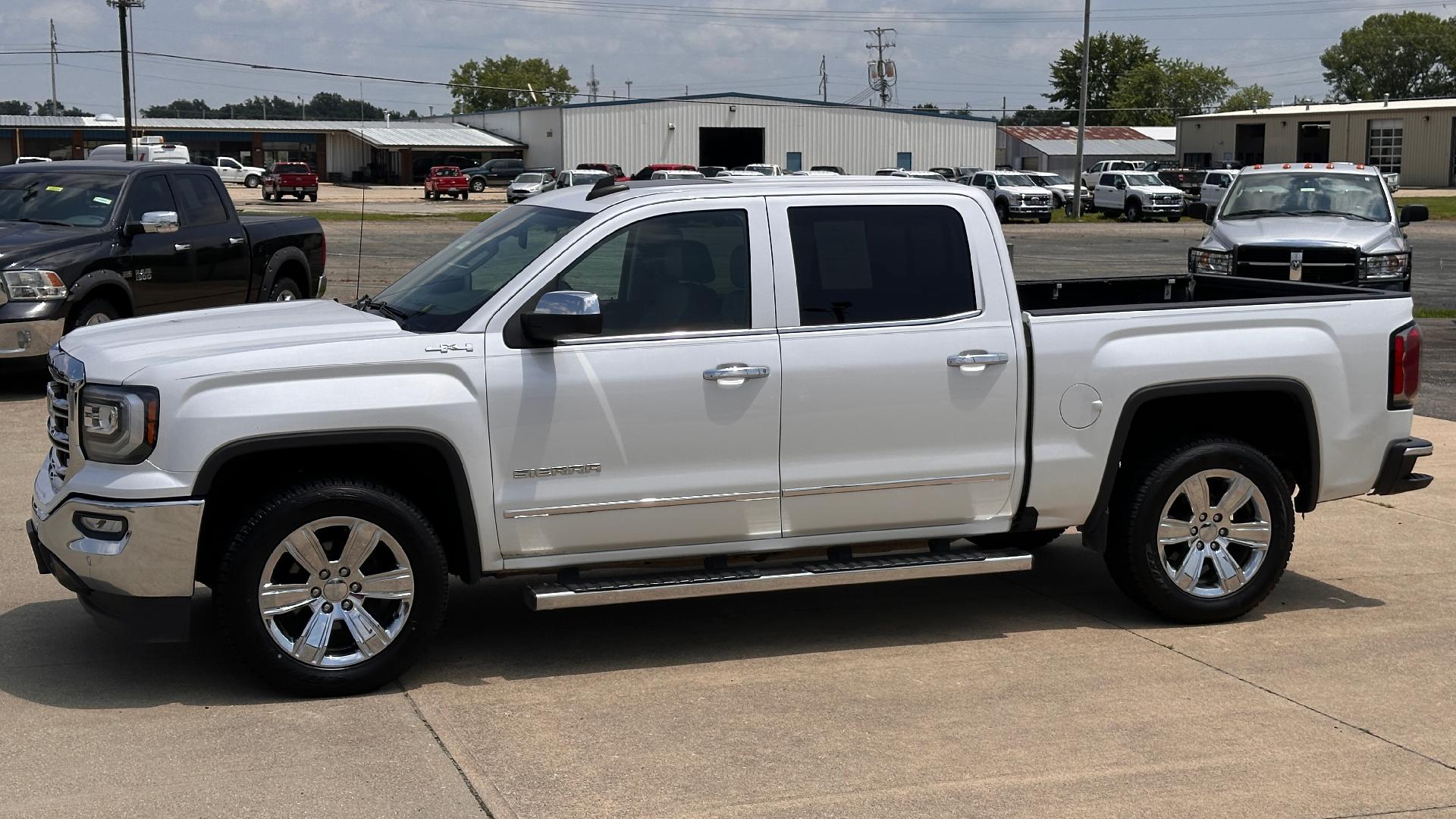 Used 2018 GMC Sierra 1500 SLT with VIN 3GTU2NEC7JG382844 for sale in Salem, IL