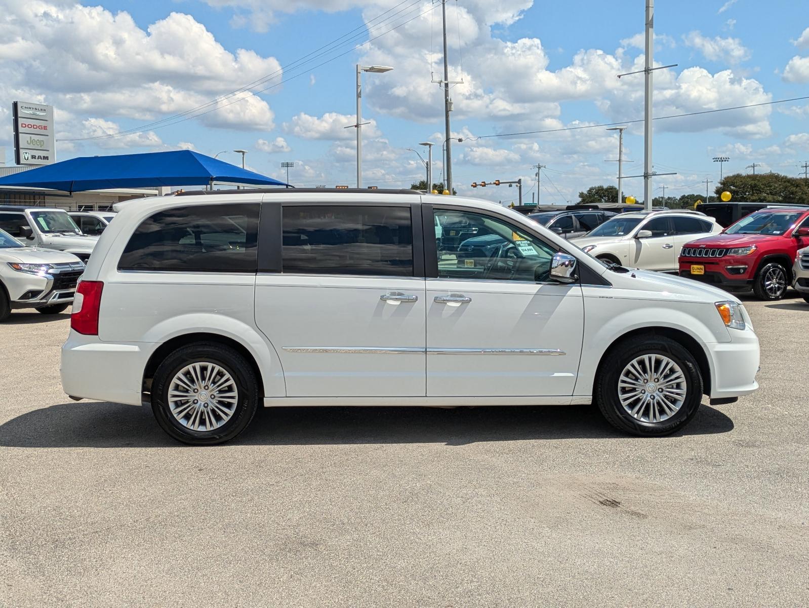 2016 Chrysler Town & Country Vehicle Photo in Seguin, TX 78155