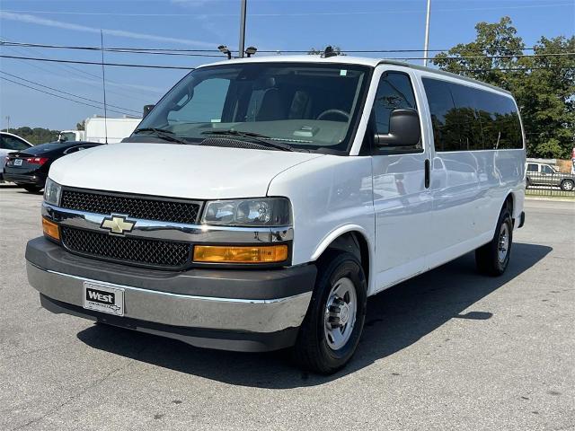 2020 Chevrolet Express Passenger 3500 Vehicle Photo in ALCOA, TN 37701-3235