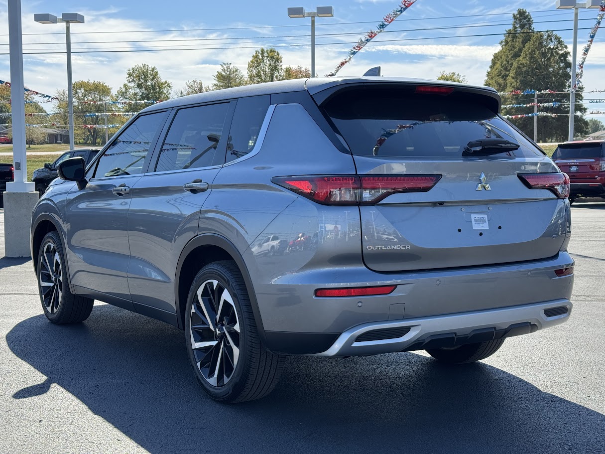 2023 Mitsubishi Outlander Vehicle Photo in BOONVILLE, IN 47601-9633