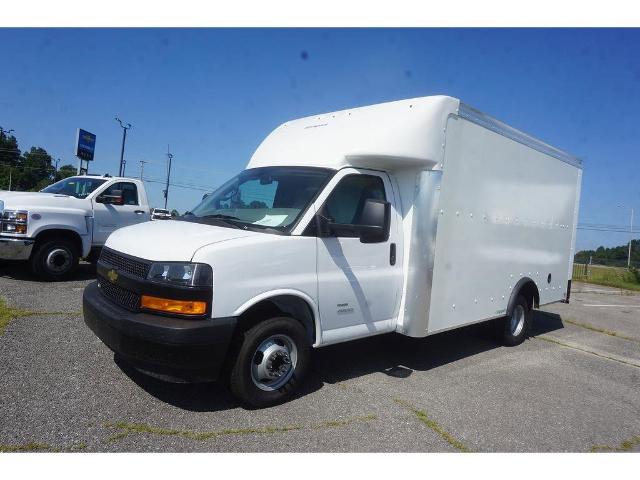 2023 Chevrolet Express Cutaway 4500 Vehicle Photo in ALCOA, TN 37701-3235