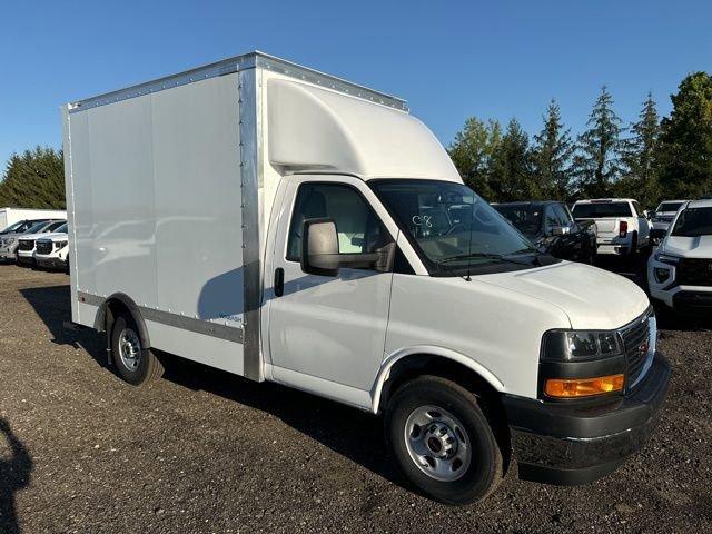 2024 GMC Savana Cutaway 3500 Vehicle Photo in MEDINA, OH 44256-9631