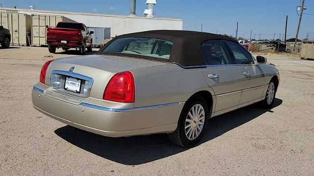 2004 Lincoln Town Car Vehicle Photo in MIDLAND, TX 79703-7718