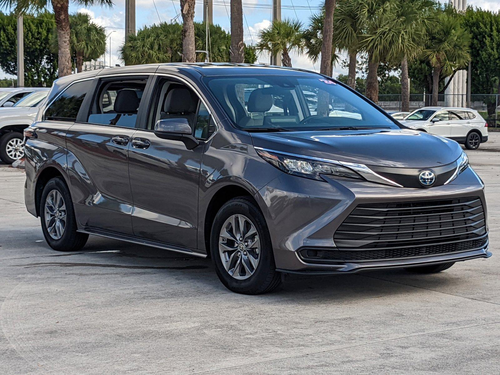 2024 Toyota Sienna Vehicle Photo in Davie, FL 33331