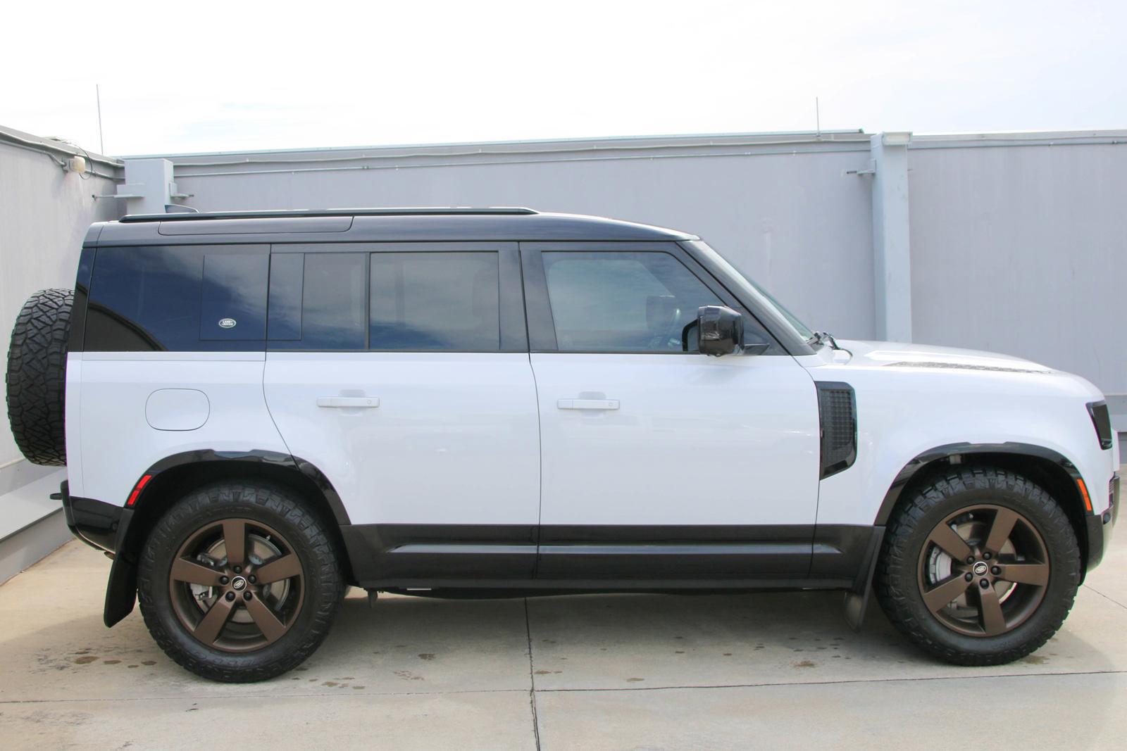 2023 Defender Vehicle Photo in SUGAR LAND, TX 77478