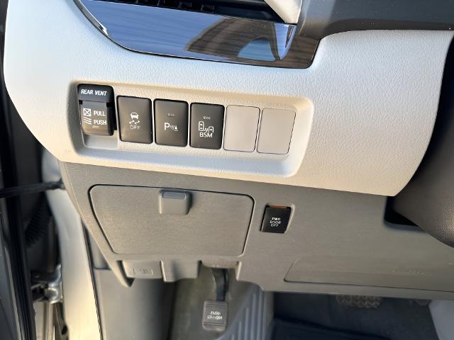 2017 Toyota Sienna Vehicle Photo in MANITOWOC, WI 54220-5838