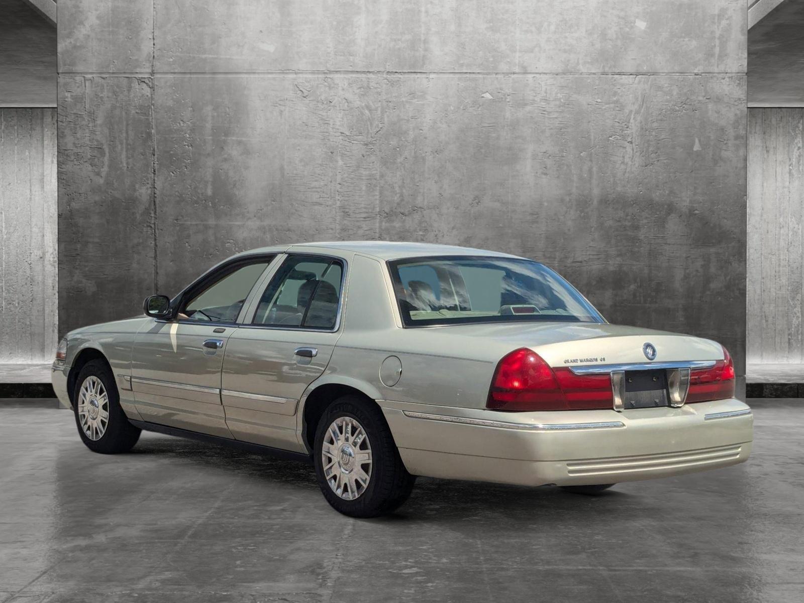 2005 Mercury Grand Marquis Vehicle Photo in St. Petersburg, FL 33713