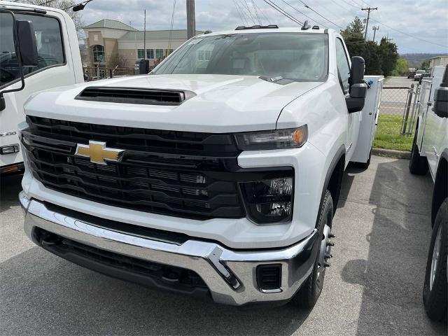 2024 Chevrolet Silverado 3500 HD CC Vehicle Photo in ALCOA, TN 37701-3235