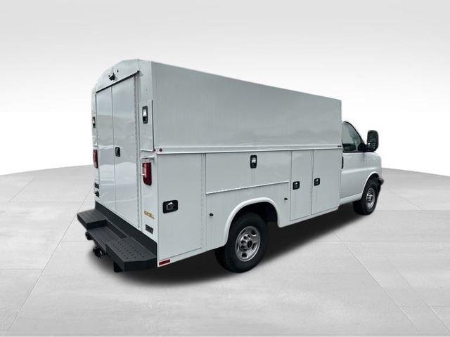 2024 GMC Savana Cutaway 3500 Vehicle Photo in MEDINA, OH 44256-9631