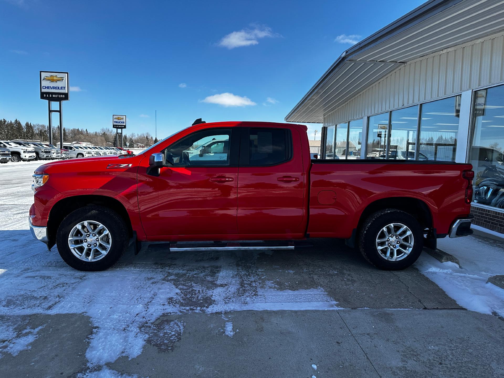 Used 2022 Chevrolet Silverado 1500 LT with VIN 1GCRDDED0NZ507692 for sale in Langdon, ND