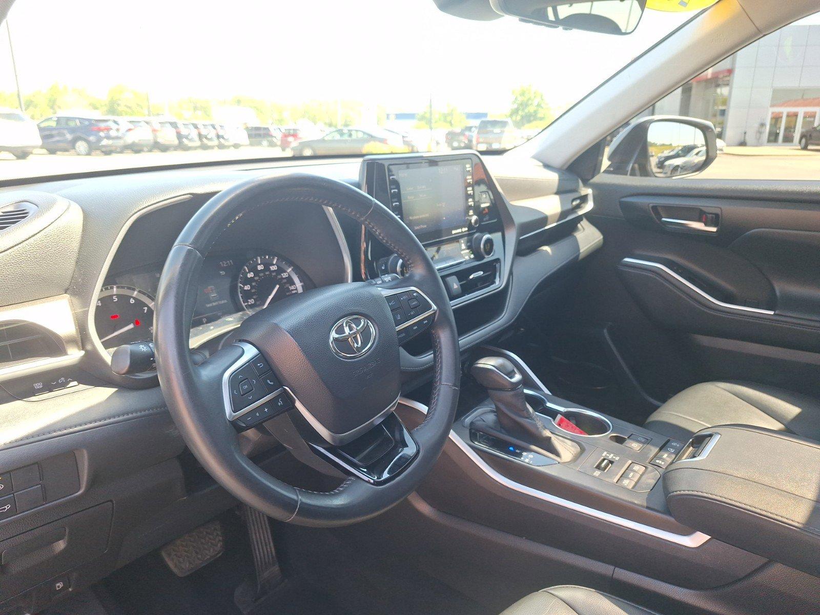 2020 Toyota Highlander Vehicle Photo in Marion, IA 52302