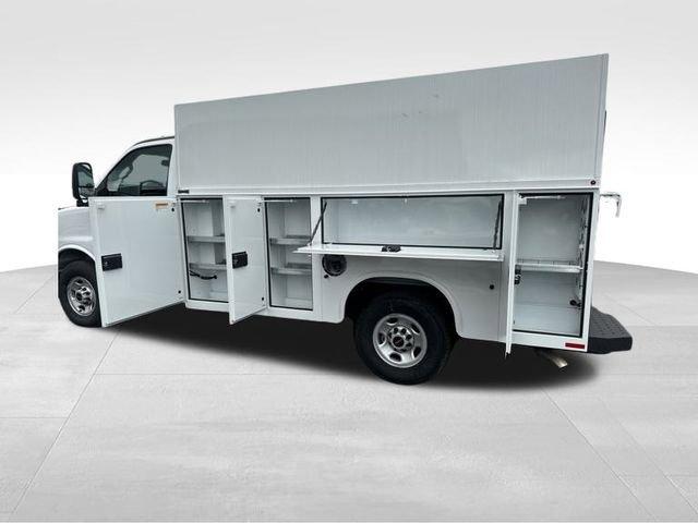 2024 GMC Savana Cutaway 3500 Vehicle Photo in MEDINA, OH 44256-9631