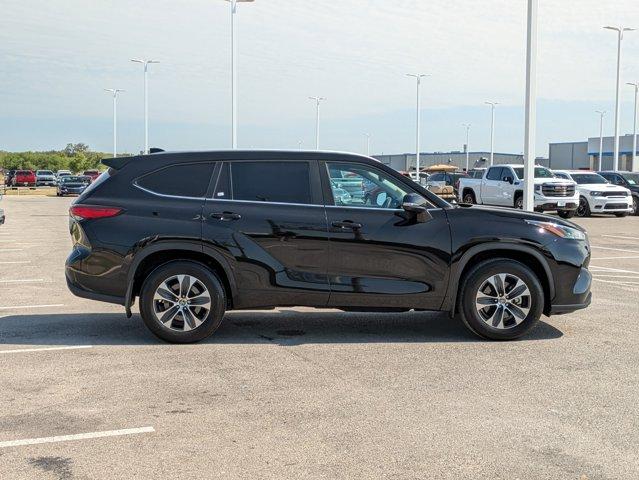 Used 2023 Toyota Highlander XLE with VIN 5TDKDRAH0PS038258 for sale in Castroville, TX