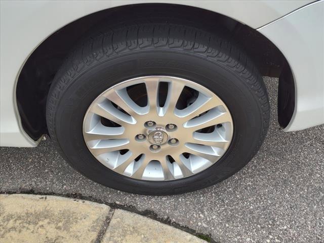 2008 Toyota Sienna Vehicle Photo in HENDERSON, NC 27536-2966