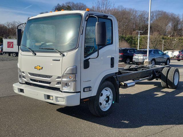 2024 Chevrolet Low Cab Forward 4500 Vehicle Photo in DANBURY, CT 06810-5034