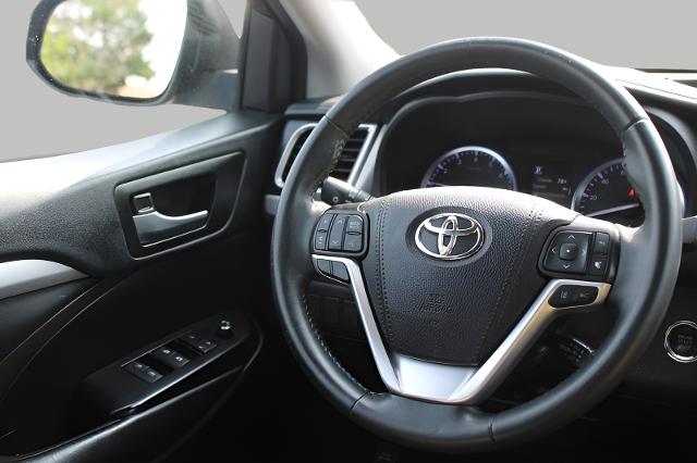 2019 Toyota Highlander Vehicle Photo in MADISON, WI 53713-3220