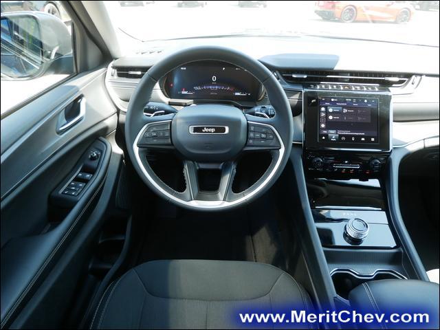 2023 Jeep Grand Cherokee L Vehicle Photo in MAPLEWOOD, MN 55119-4794