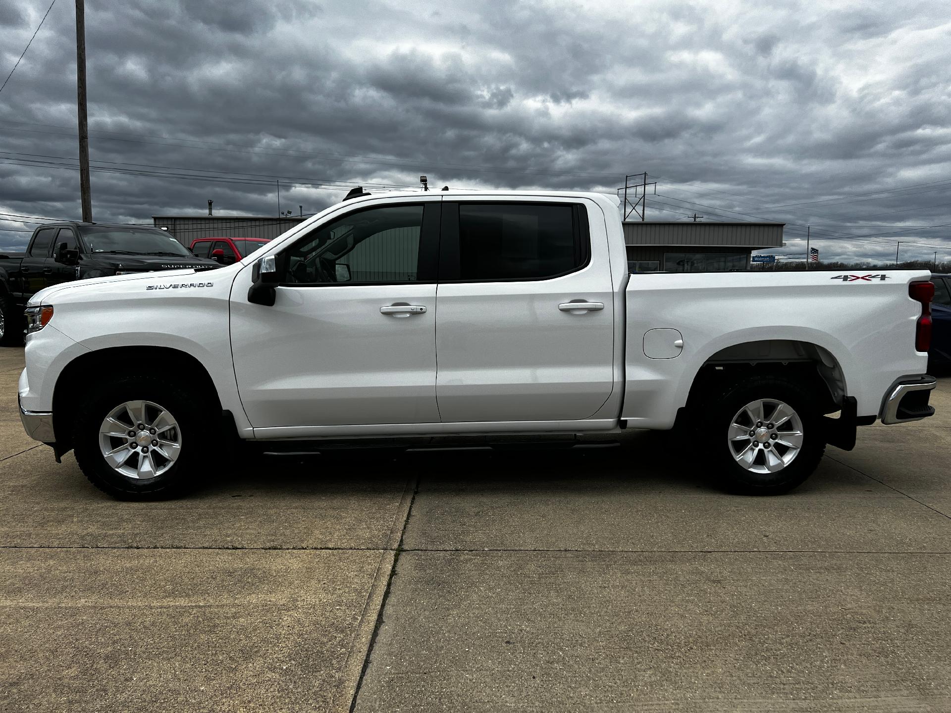 Used 2023 Chevrolet Silverado 1500 LT with VIN 2GCUDDED6P1141629 for sale in Salem, IL