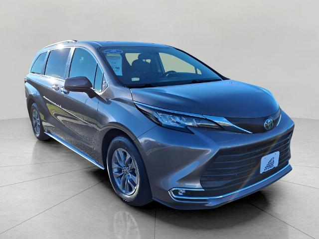 2022 Toyota Sienna Vehicle Photo in Oshkosh, WI 54904