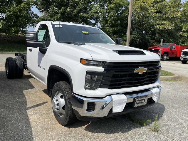 2024 Chevrolet Silverado 3500 HD Chassis Cab Vehicle Photo in ALCOA, TN 37701-3235