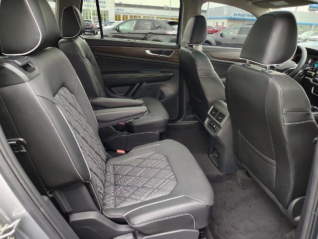 2024 Volkswagen Atlas Vehicle Photo in GREEN BAY, WI 54304-5303