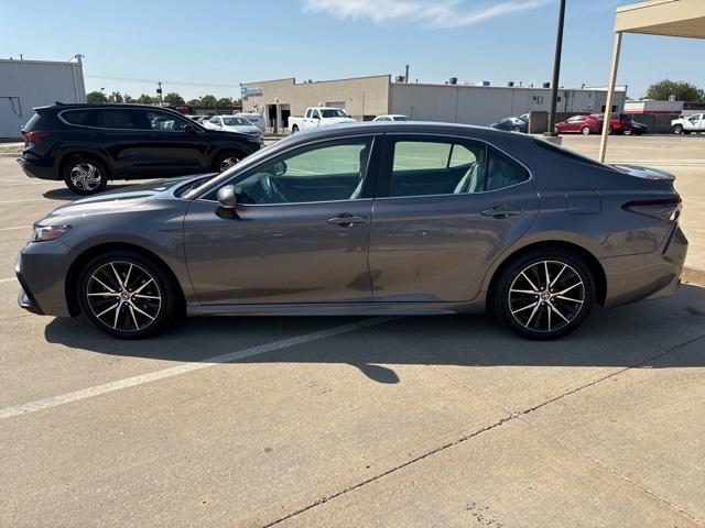 Used 2022 Toyota Camry SE with VIN 4T1G31AK9NU593865 for sale in Wichita, KS