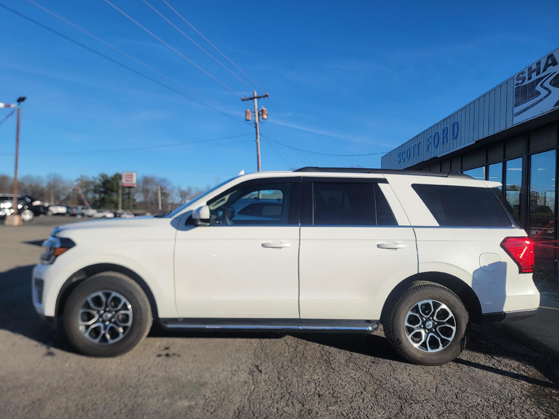 Used 2022 Ford Expedition XLT with VIN 1FMJU1JT9NEA16372 for sale in Kingwood, WV