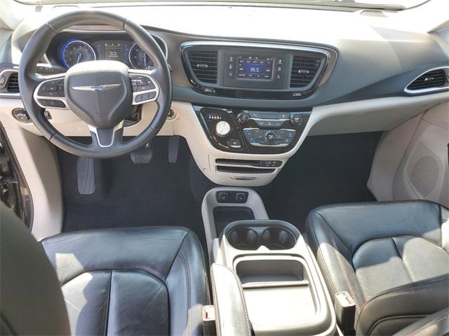 2017 Chrysler Pacifica Vehicle Photo in GRAND BLANC, MI 48439-8139