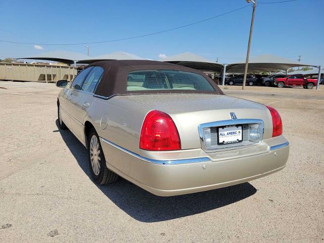 2004 Lincoln Town Car Vehicle Photo in MIDLAND, TX 79703-7718