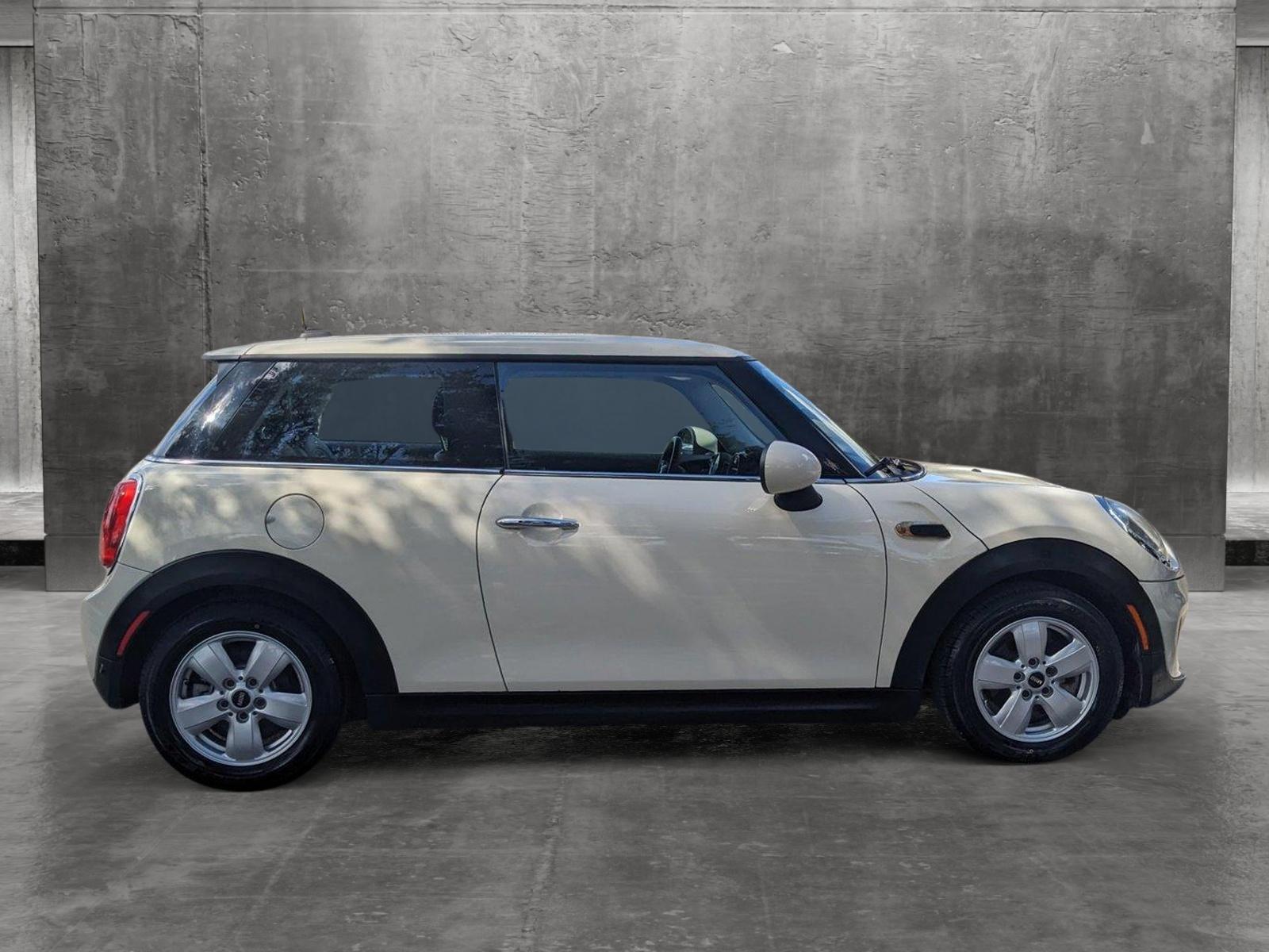 2018 MINI Cooper Hardtop 2 Door Vehicle Photo in Tampa, FL 33614