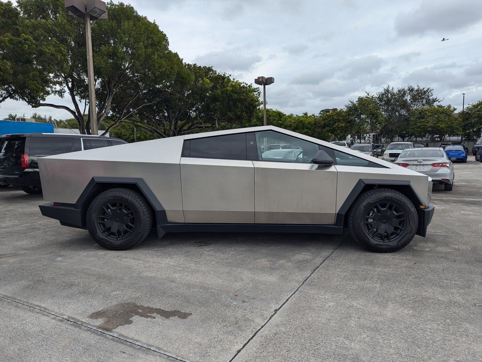 2024 Tesla Cybertruck Vehicle Photo in PEMBROKE PINES, FL 33024-6534