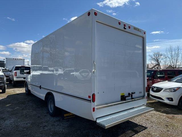 2023 GMC Savana Cutaway 3500 Vehicle Photo in MEDINA, OH 44256-9631