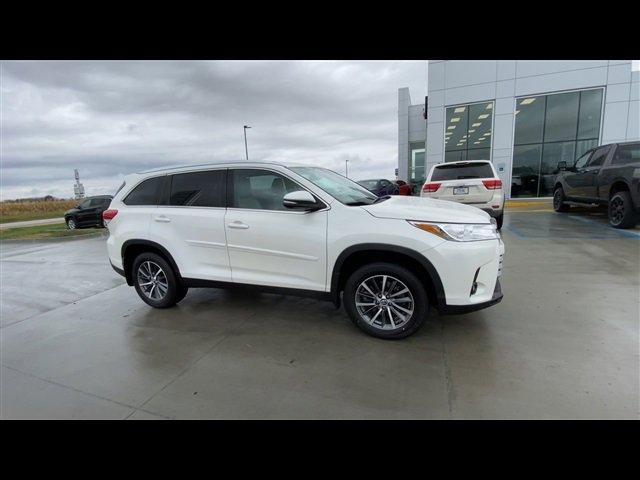 Used 2019 Toyota Highlander XLE with VIN 5TDJZRFH9KS563446 for sale in Centralia, MO