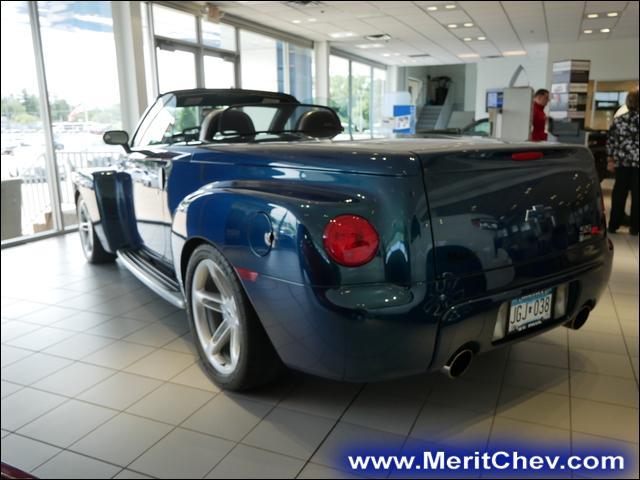 2005 Chevrolet SSR Vehicle Photo in MAPLEWOOD, MN 55119-4794