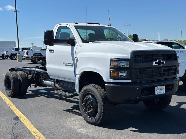 2024 Chevrolet Silverado Chassis Cab Vehicle Photo in COLUMBIA, MO 65203-3903