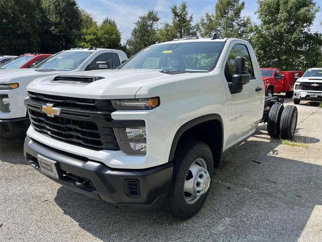 2024 Chevrolet Silverado 3500 HD Chassis Cab Vehicle Photo in ALCOA, TN 37701-3235